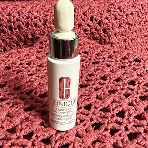 Clinique Clarifying Peel in White and Silver